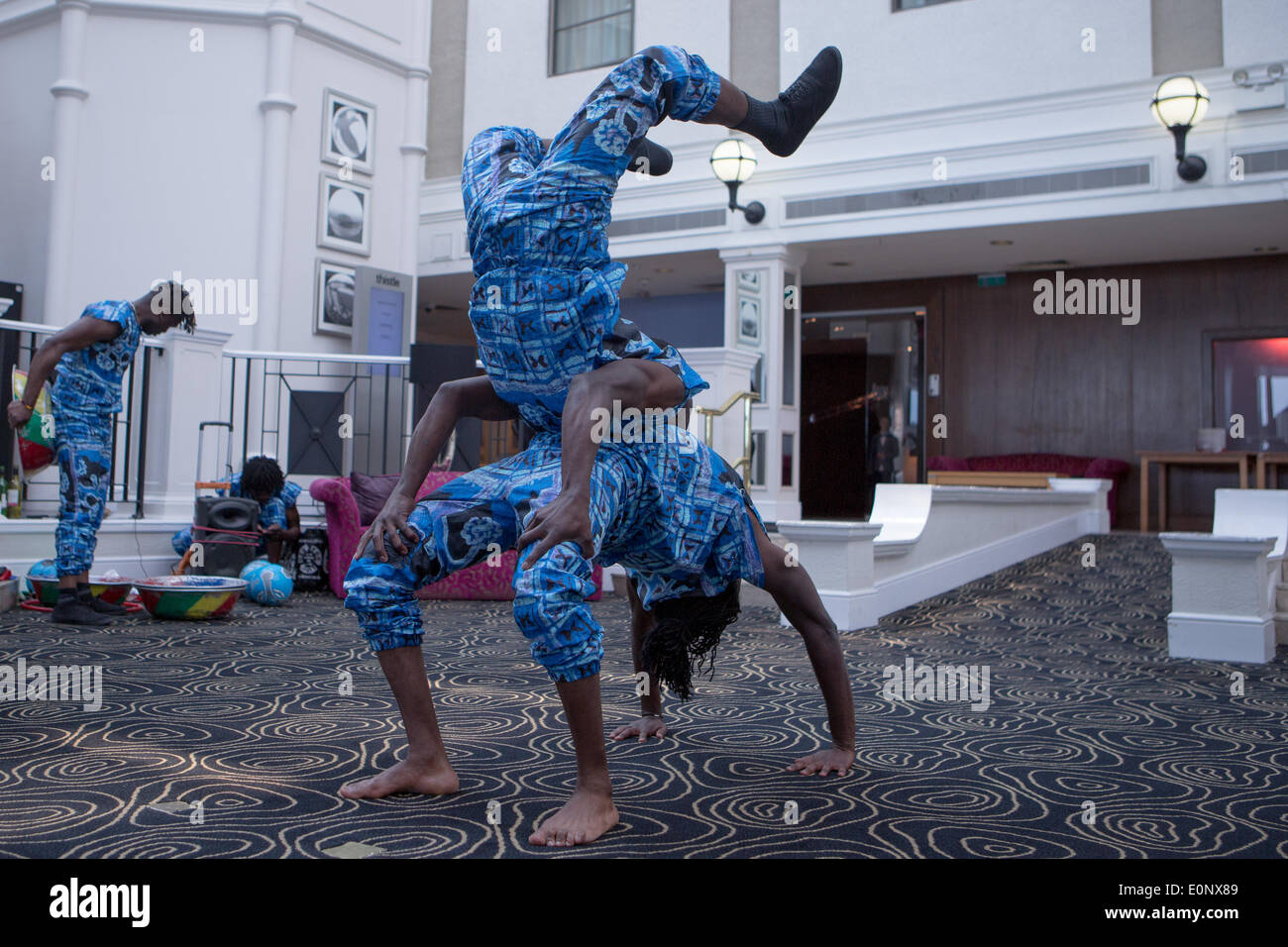 Thistle Hotel, Brighton, City of Brighton & Hove, East Sussex, Regno Unito. Acrobati africani tradizionali nel dimostrare le loro abilità acrobatiche e di contorzione come parte di Brighton Fringe 2014. 17 maggio 2014. David Smith/Alamy Live News Foto Stock