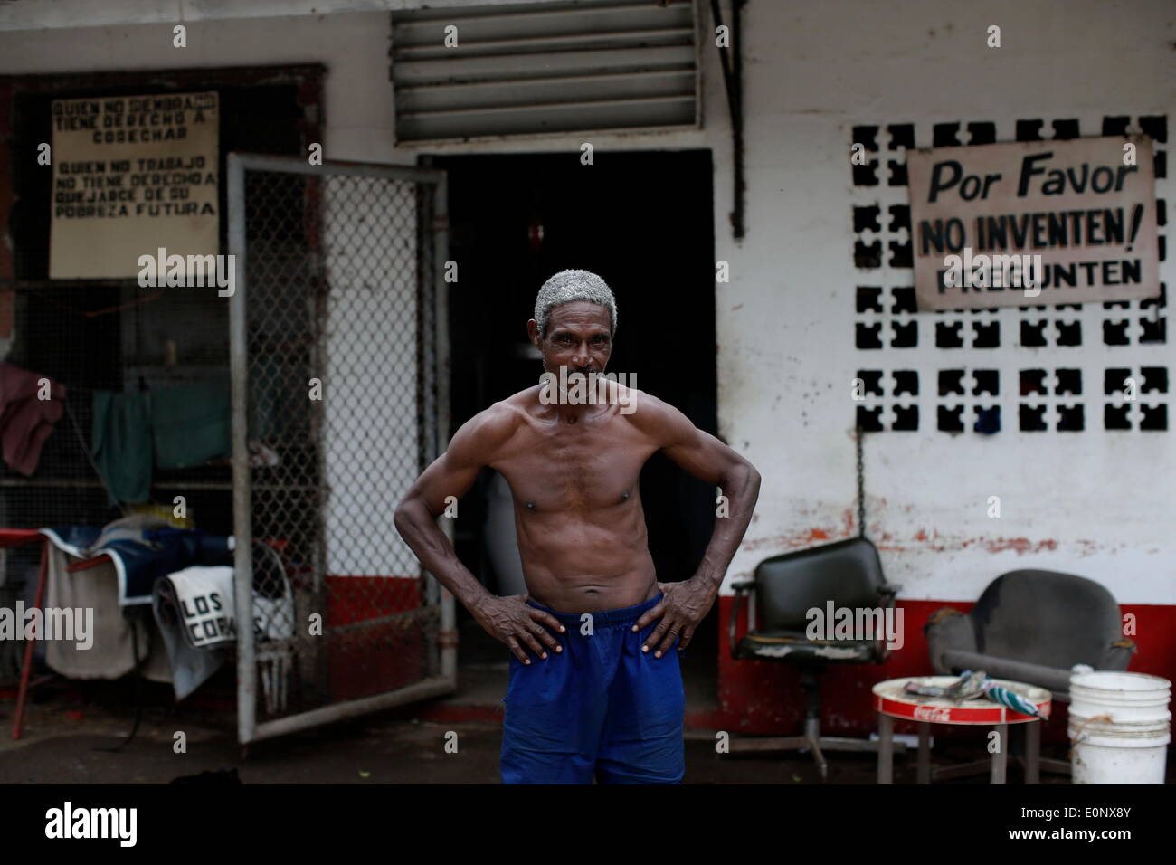 Panama City, Panama. 16 Maggio, 2014. Il 62 anni lo sposo Javier Carrington, con 50 anni di lavoro con i cavalli, pone al di fuori di uno stallo al Presidente Remon Racetrack, nella città di Panama, capitale di Panama, il 16 maggio 2014. Presidente Remon Racetrack, fondata nel 1956, ha circa 80 bancarelle e oltre 100 stallieri, il cui lavoro è quello di prendersi cura, mangimi e preparare i cavalli per le gare. © Mauricio Valenzuela/Xinhua/Alamy Live News Foto Stock