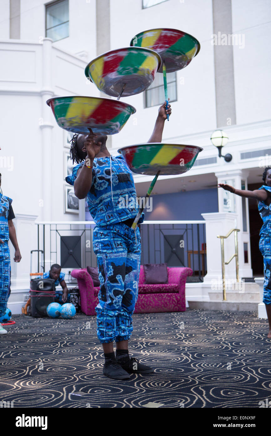 Thistle Hotel, Brighton, City of Brighton & Hove, East Sussex, Regno Unito. Acrobati africani tradizionali nel dimostrare le loro abilità acrobatiche e di contorzione come parte di Brighton Fringe 2014. 17 maggio 2014. David Smith/Alamy Live News Foto Stock
