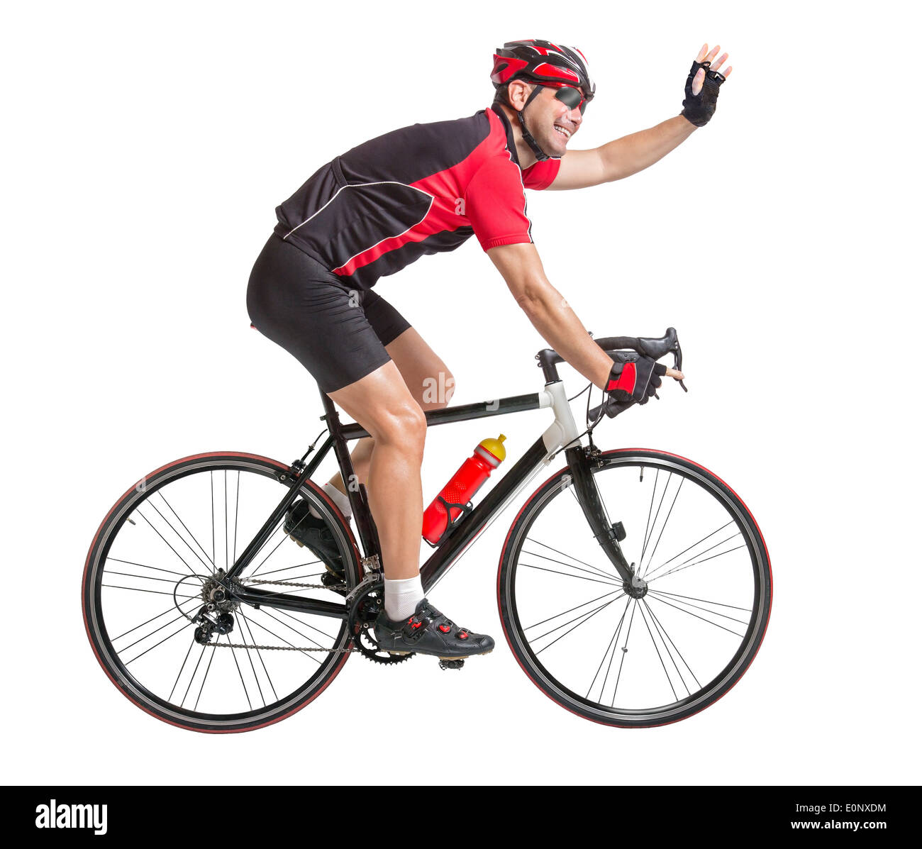 Felice allegro ciclista agitando mani e una bicicletta isolati su sfondo bianco Foto Stock