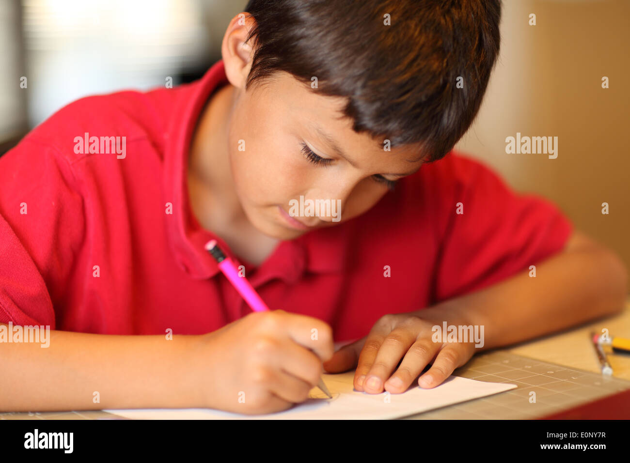 Ragazzo giovane disegno per i suoi compiti - profondità di campo Foto Stock