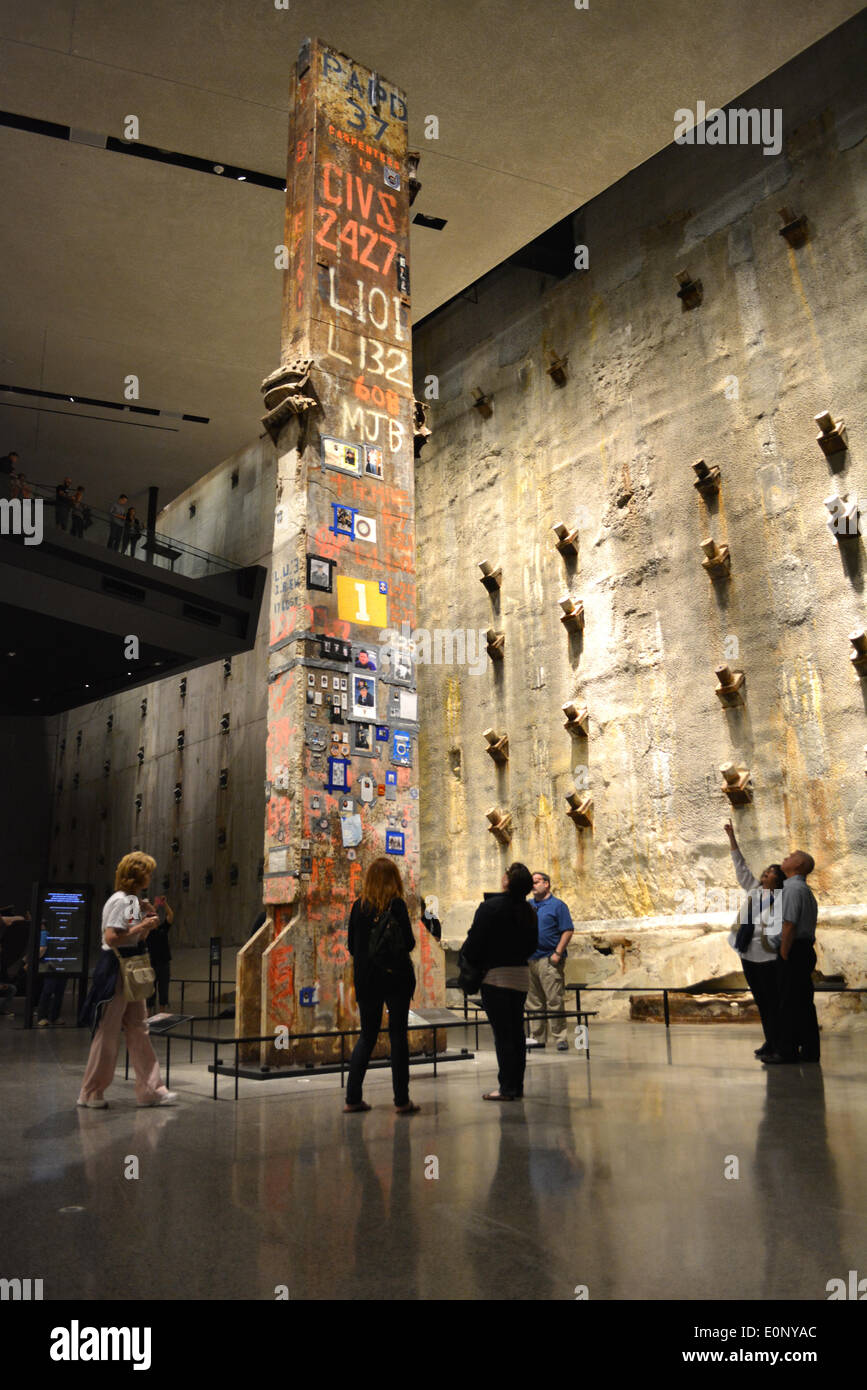 New York, NY, STATI UNITI D'AMERICA. 16 Maggio, 2014. Gente radunarsi intorno all'ultima colonna al 9/11 Museum a Ground Zero a Manhattan. Credito: Christopher Penler/Alamy Live News Foto Stock