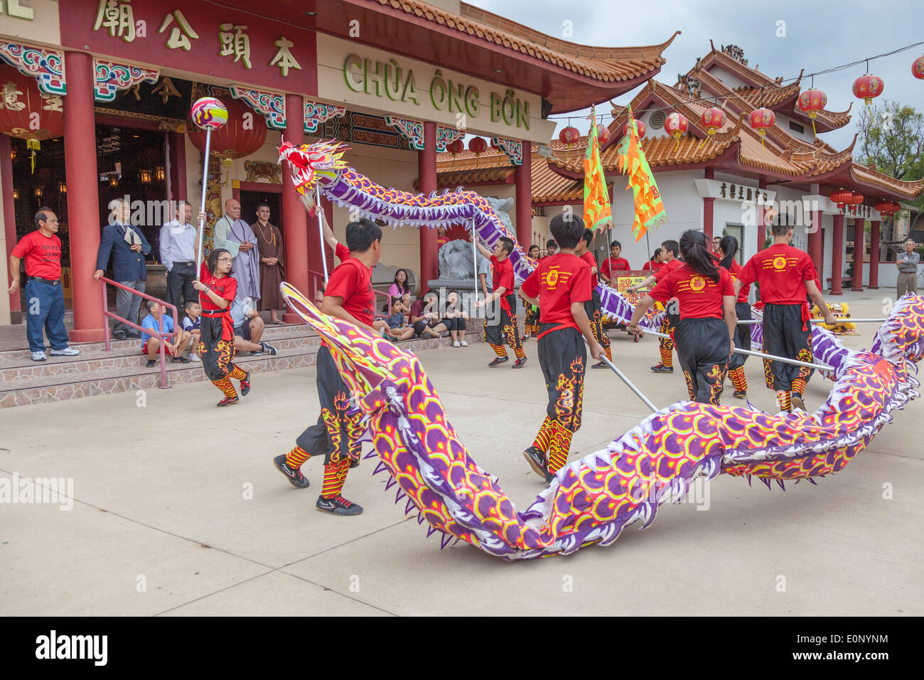 Danza del Drago al tempio Teo-Chew, tempio vietnamita e taoista nel sud-ovest di Houston, Texas. Foto Stock