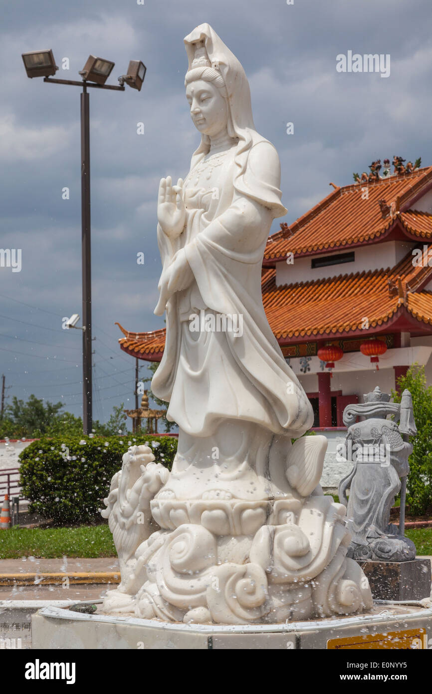 Statua di Kuan Yin al tempio Teo-Chew, tempio vietnamita e taoista nel sud-ovest di Houston, Texas. Foto Stock