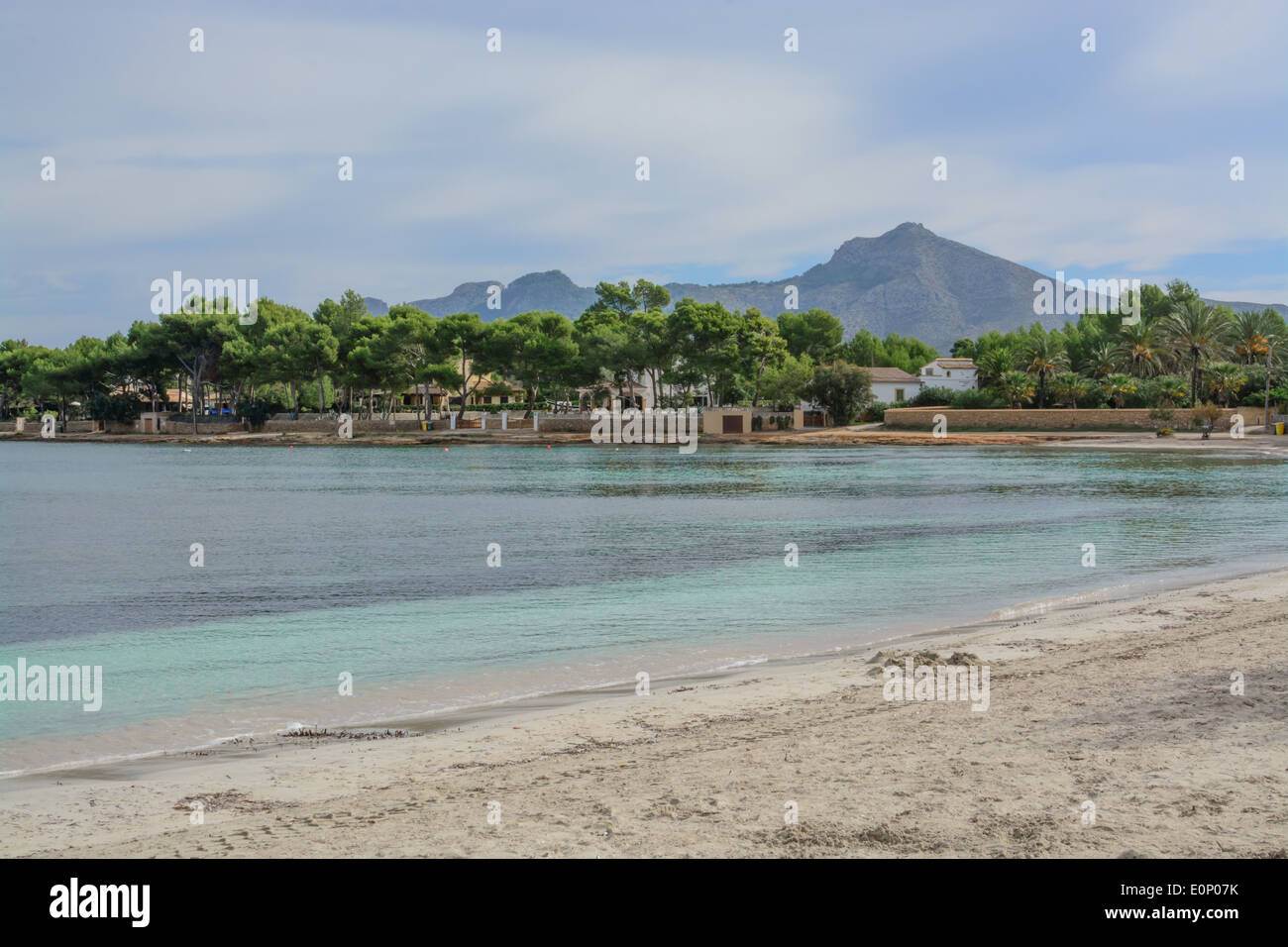 Il turchese baia con spiaggia di sabbia e la montagna, Nord di Maiorca, isole Baleari, Spagna situato in una zona tranquilla di ottobre. Foto Stock