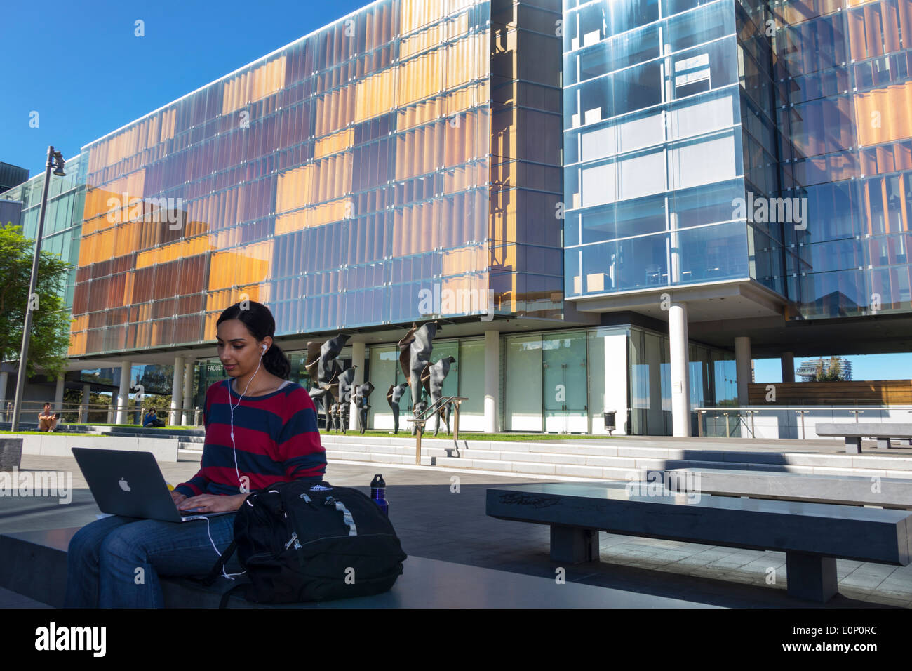 Sydney Australia,Università di Sydney,istruzione,campus,studenti donne donne donne donne donne,Apple,notebook,New Law building,vetro,AU140310162 Foto Stock