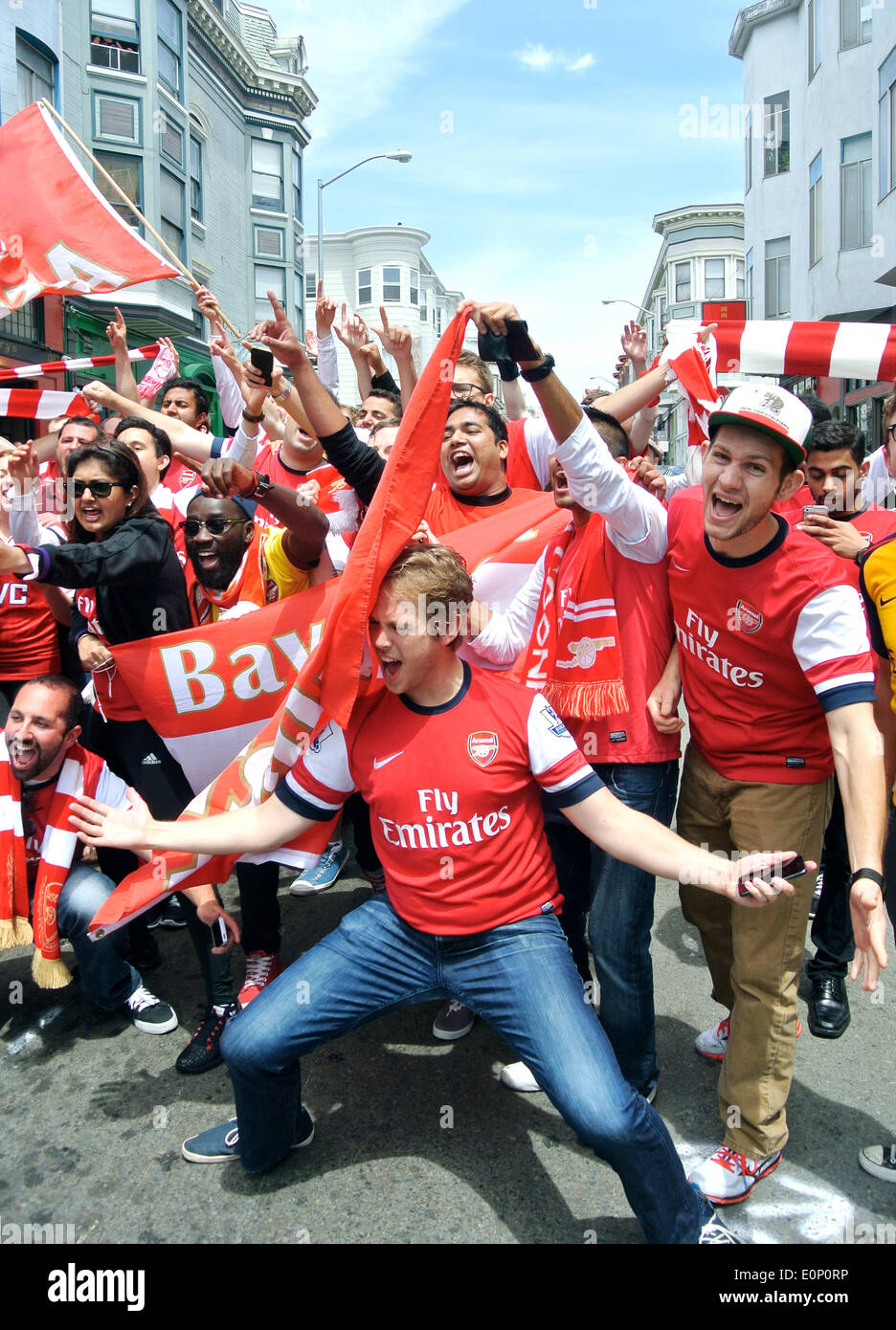 I tifosi dell'Arsenal festeggiano la FA Cup Championship win su Grant Street di San Francisco Foto Stock