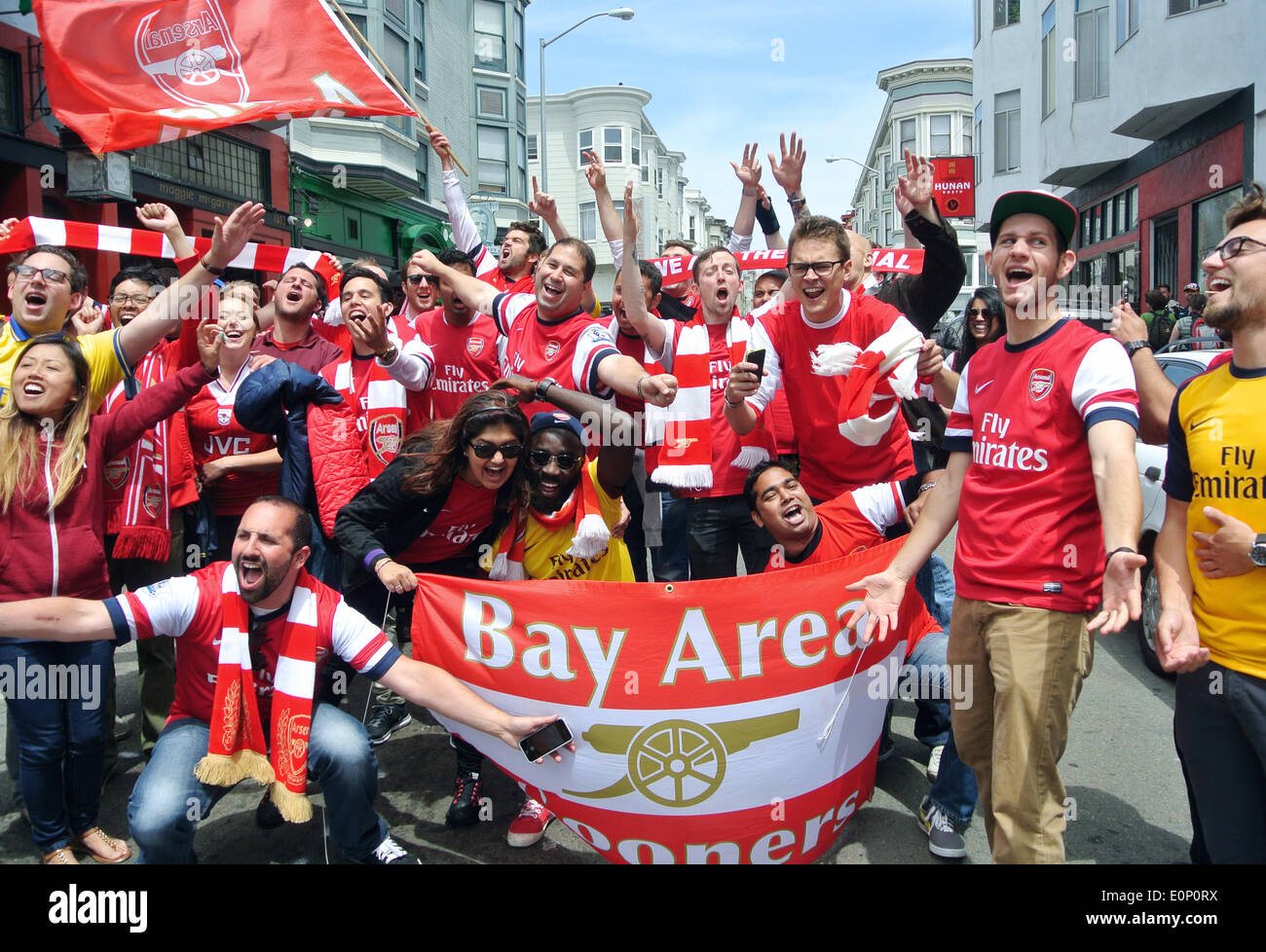San Francisco, CA, Stati Uniti d'America. Il 17 maggio 2014. Bay area Gooner soccer fan club festeggia il Grant Street di San Francisco Credit: Bob Kreisel/Alamy Live News Foto Stock