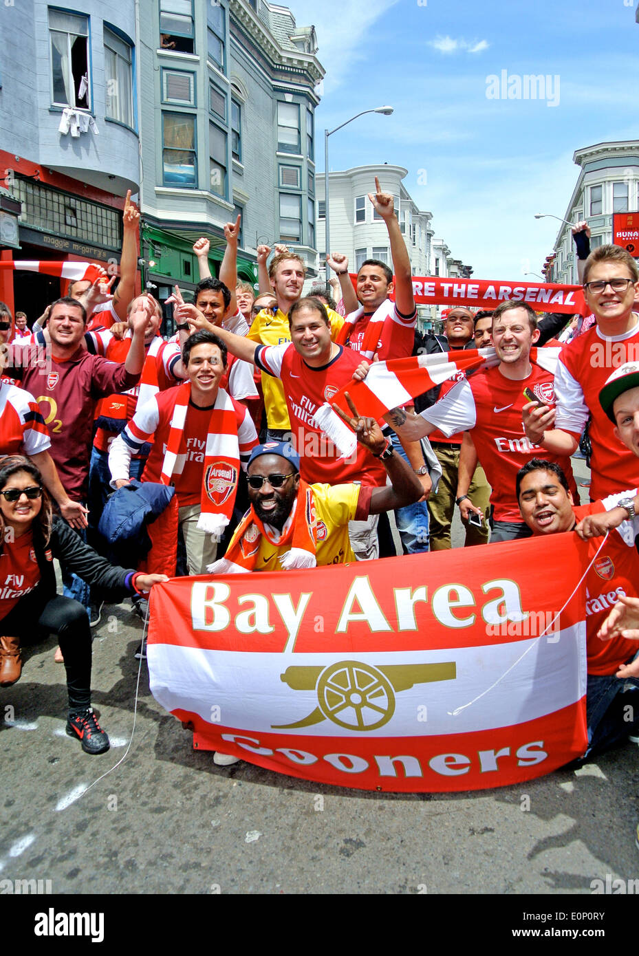 I membri dell'Arsenal Gooners fan club festeggia il Grant Street di San Francisco Foto Stock