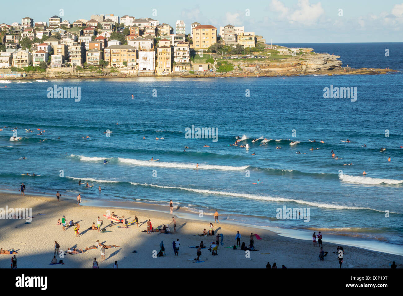 Sydney Australia,New South Wales,Bondi Beach,Pacific Ocean Water,surf,onde,sabbia,pubblico,North Bondi Rocks,surfisti,visitatori viaggi tour touri Foto Stock