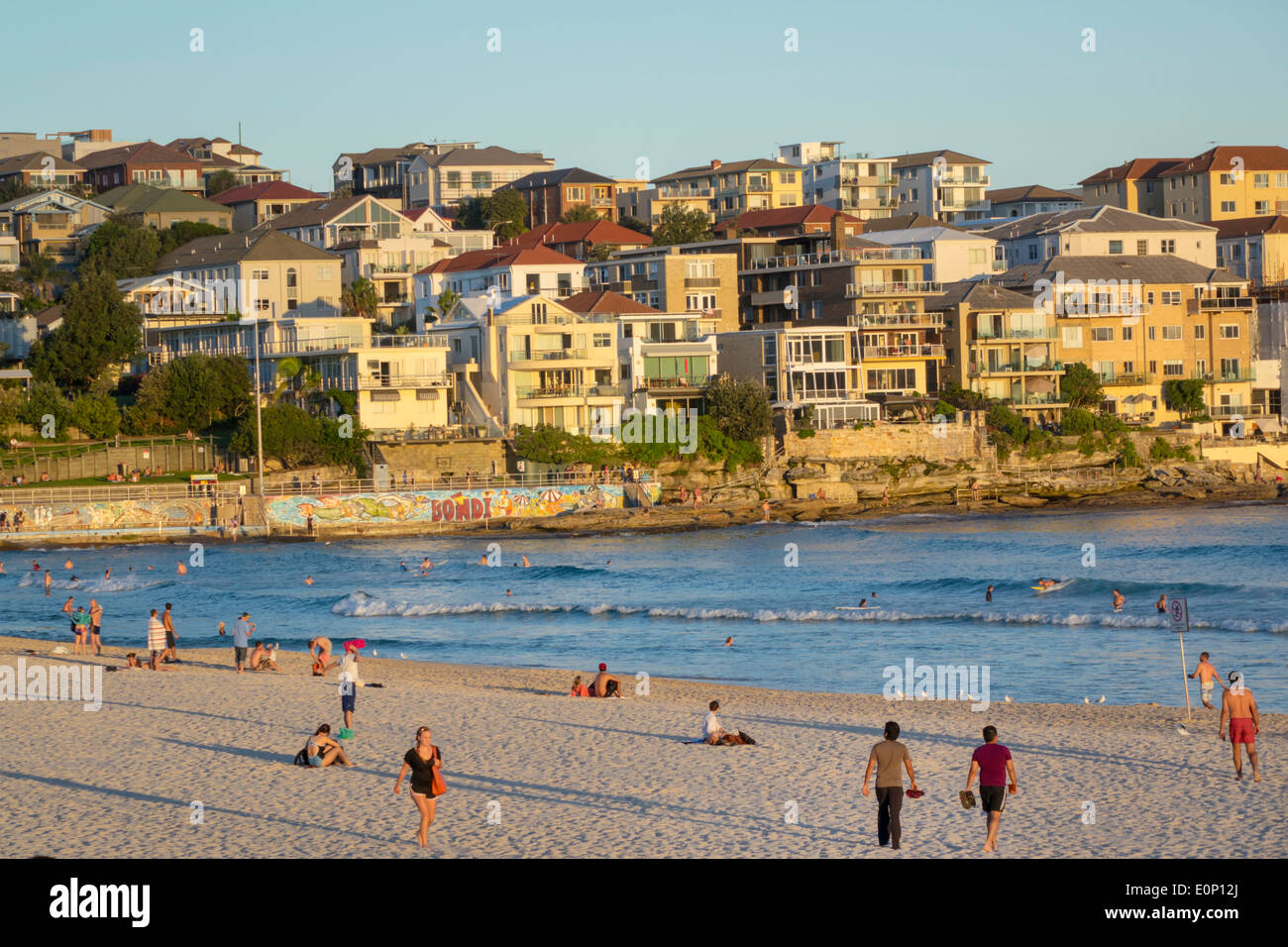 Sydney Australia,Bondi Beach,Oceano Pacifico,surf,onde,sabbia,pubblico,Bondi Nord,edifici,residenze,AU140310237 Foto Stock