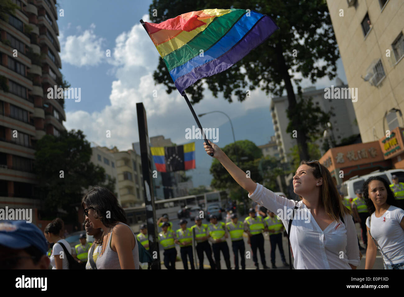 Caracas, Venezuela. Il 17 maggio 2014. Una donna può contenere un flag durante un rally segna la Giornata Internazionale contro l'omofobia e Transphobia, a Caracas, Venezuela, il 17 maggio 2014. © Carlos Becerra/Xinhua/Alamy Live News Foto Stock