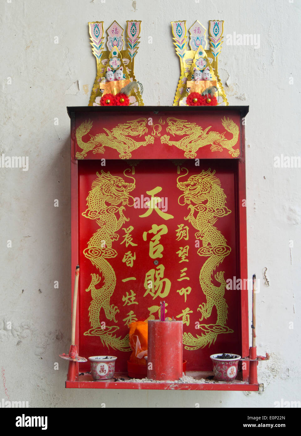 Piccolo altare su una strada di parete nella Chinatown di Singapore Foto Stock