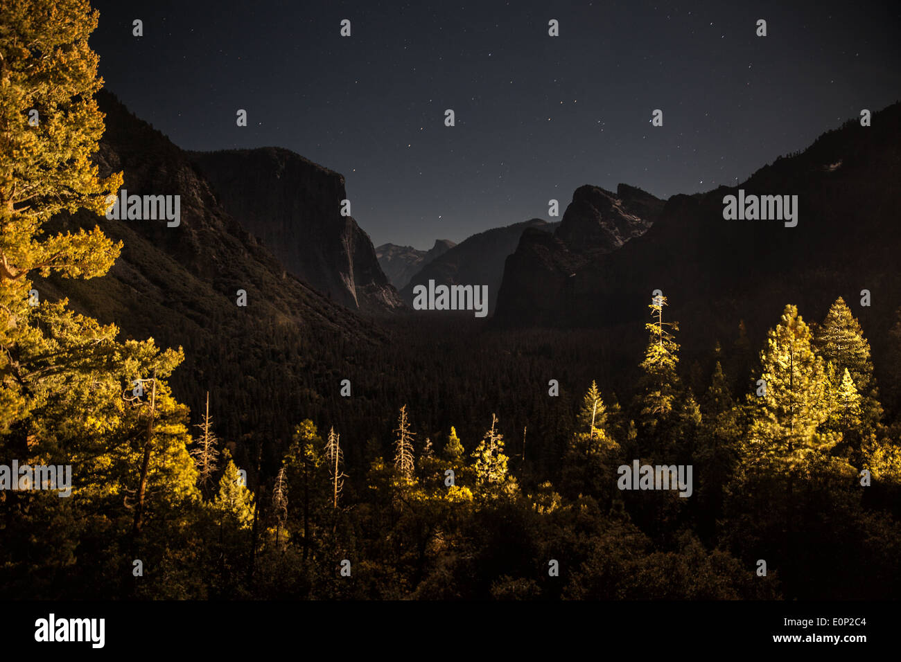 Una notte di catturare mostra una vista del Parco Nazionale di Yosemite Foto Stock
