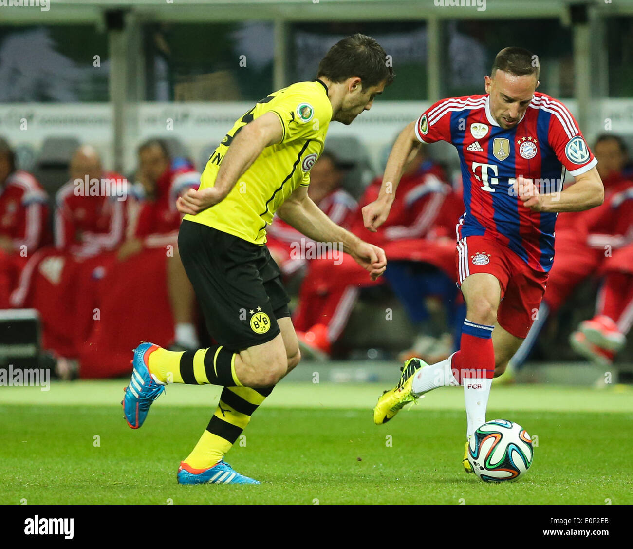 Berlino, Germania. Il 17 maggio 2014. Frank Ribéry (R) del Bayern Monaco di Baviera compete durante la Coppa di Germania (DFB Pokal) finale di partita di calcio tra Bayern Monaco e Borussia Dortmund a Berlino, Germania, il 17 maggio 2014. Il Bayern Monaco ha vinto la partita 2-0 e rivendicato il titolo. Credito: Zhang ventola/Xinhua/Alamy Live News Foto Stock