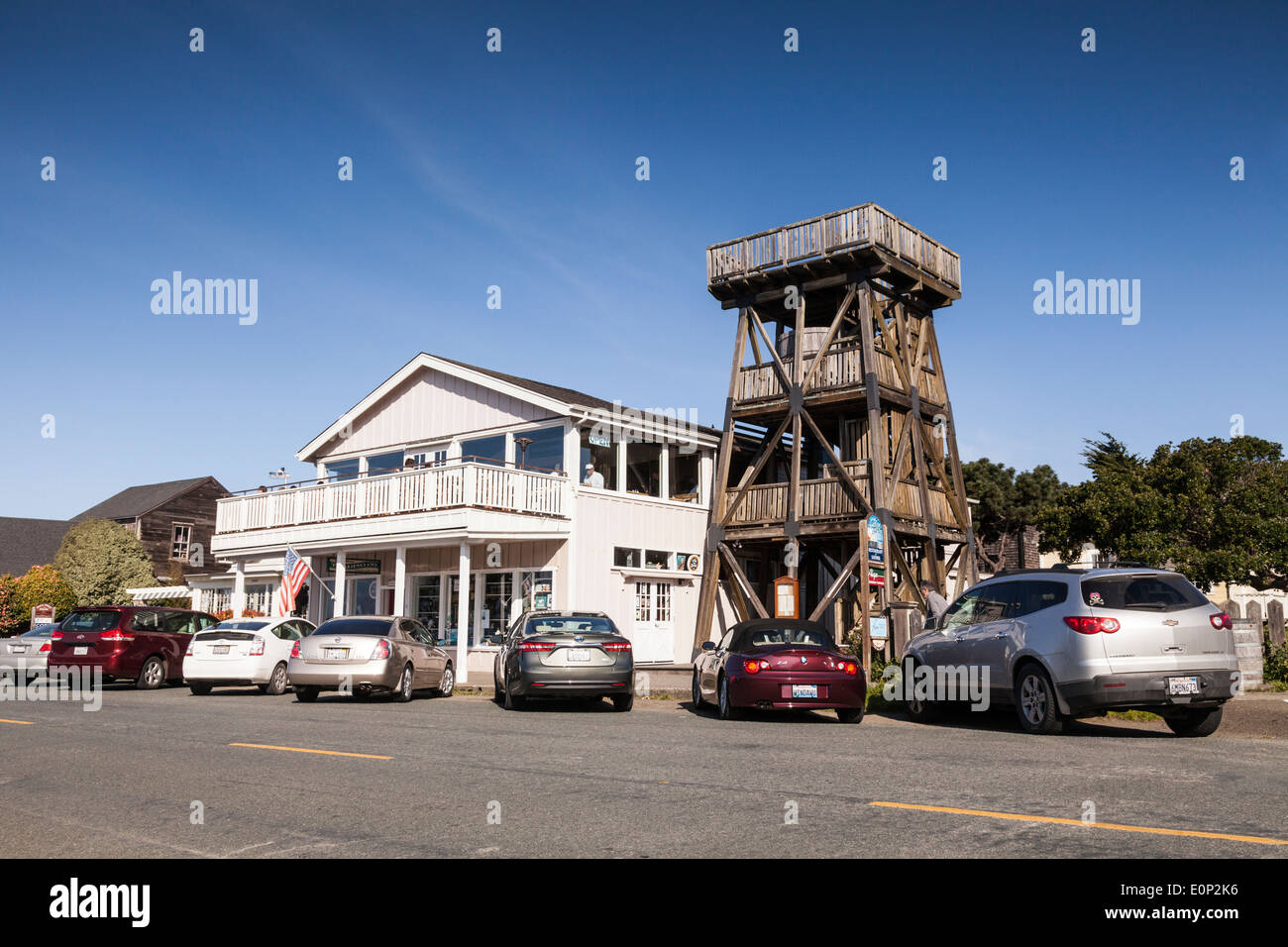 Main Street, Mendocino, in California, e una delle molte storiche torri di acqua che può essere visto nella città. Foto Stock