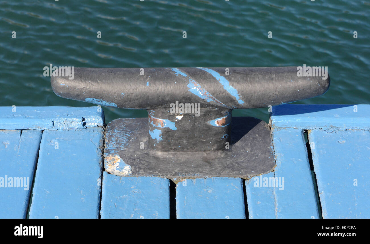 Un avvisatore acustico gancio sul bordo di un dipinto di blu imbarcadero sulle rive del Lago Nahuel Huapi a Bariloche. Foto Stock
