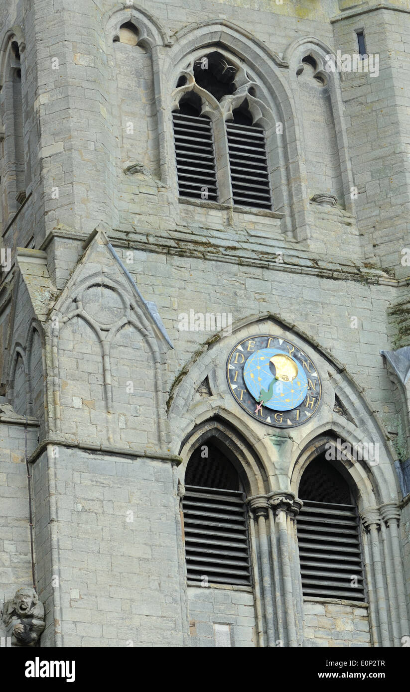 Orologio lunare a sud-ovest della torre di St Margarets Chiesa. Il quadrante mostra la fase della luna e il tempo di alta marea. Foto Stock