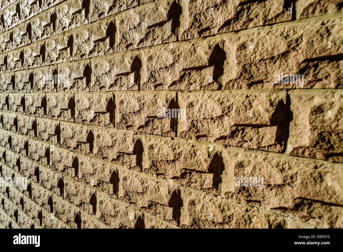 Un moderno muro di pietra con effetto prospettico e linee di fuga Foto Stock