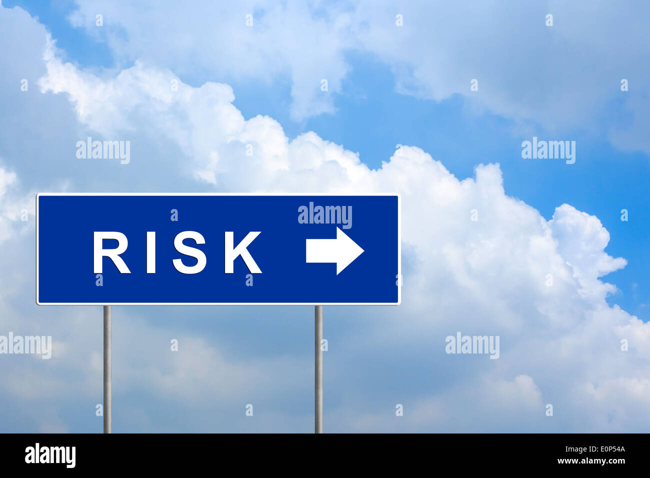 Il rischio finanziario sul cartello blu con il blu del cielo Foto Stock