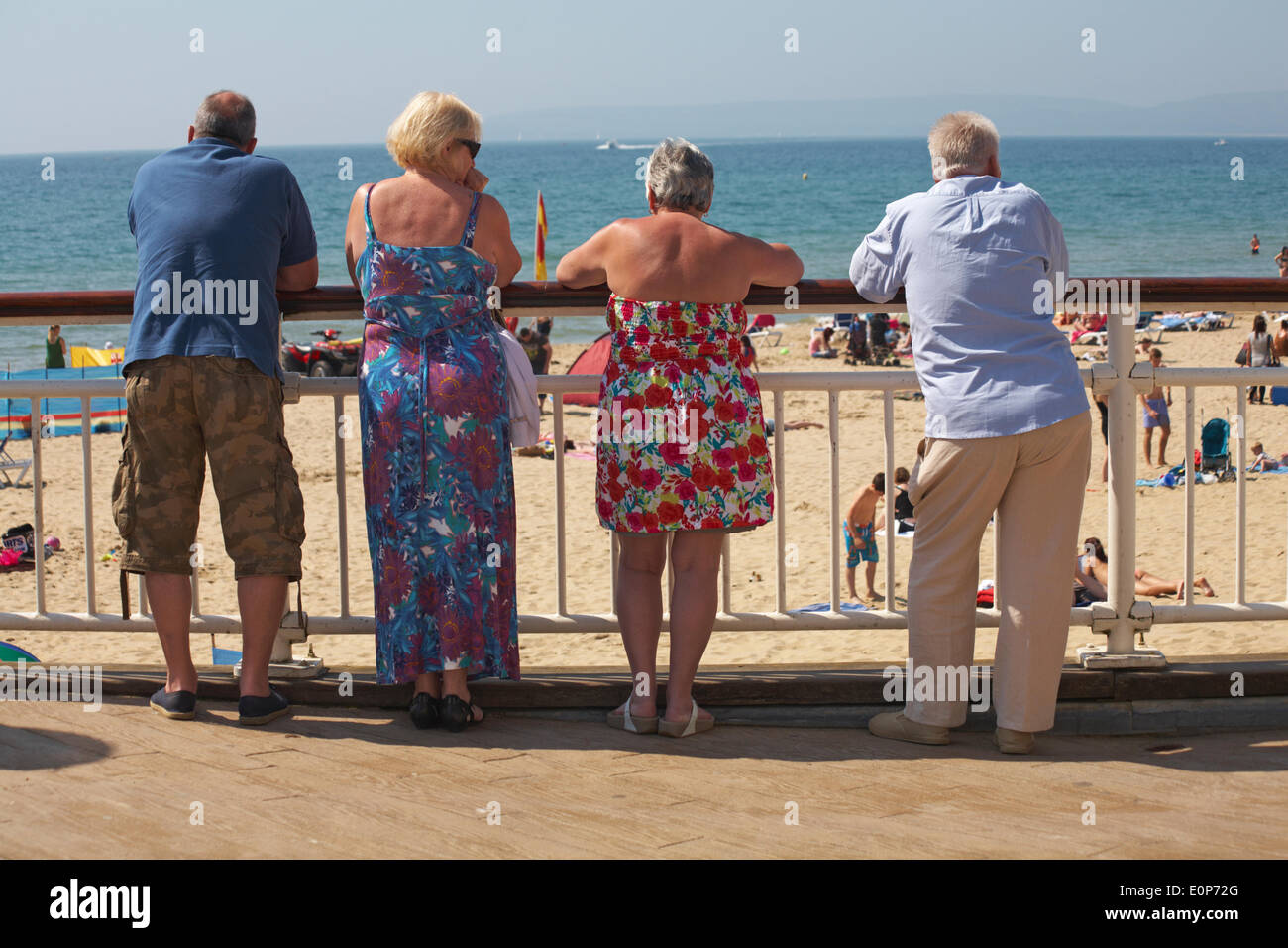 Persone ammirando le viste dal molo di Bournemouth in maggio. Credito: Carolyn Jenkins/Alamy Live News Foto Stock