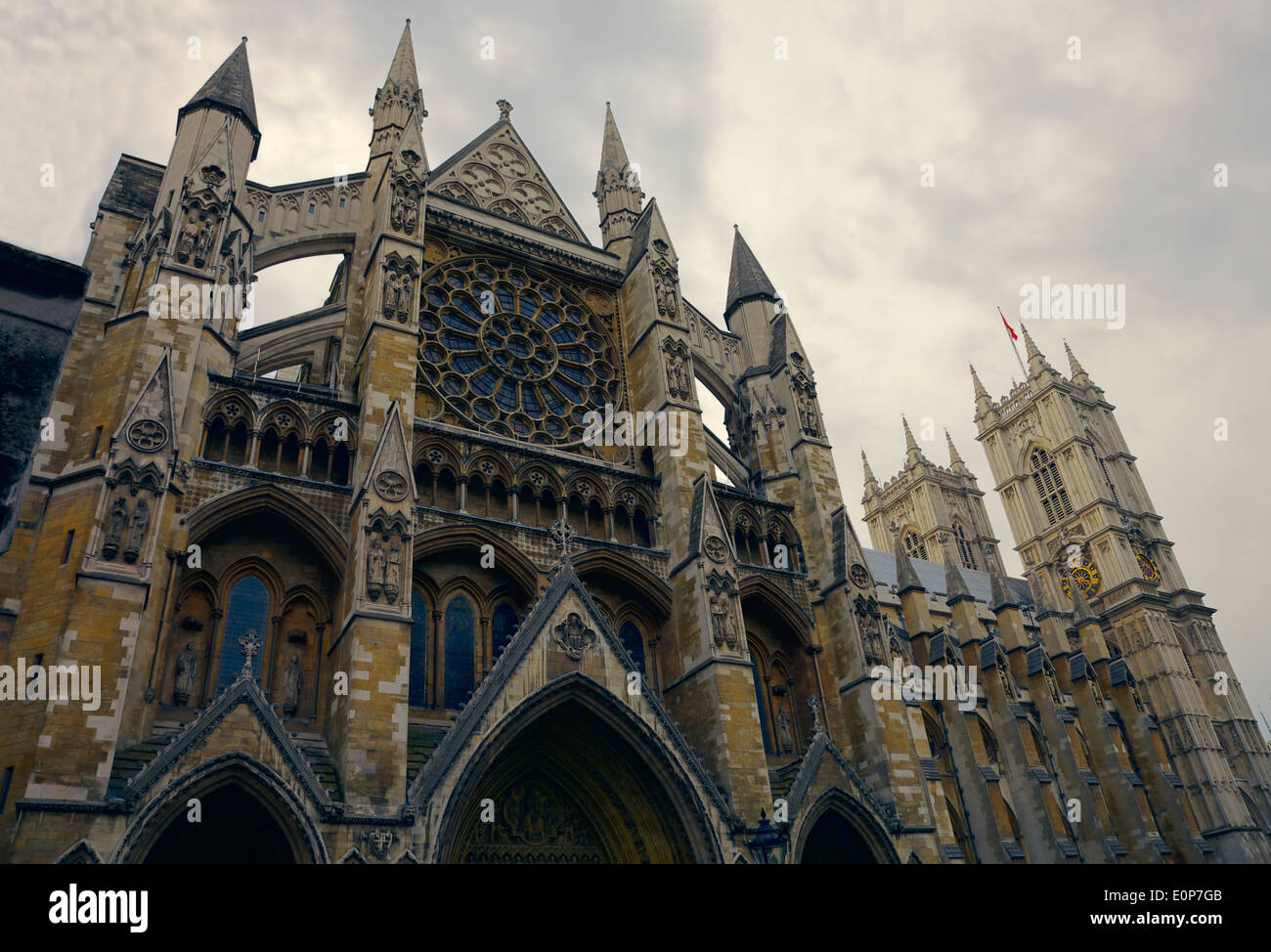 Un basso angolo di visione dell'Abbazia di Westminster, Londra, Regno Unito. Foto Stock