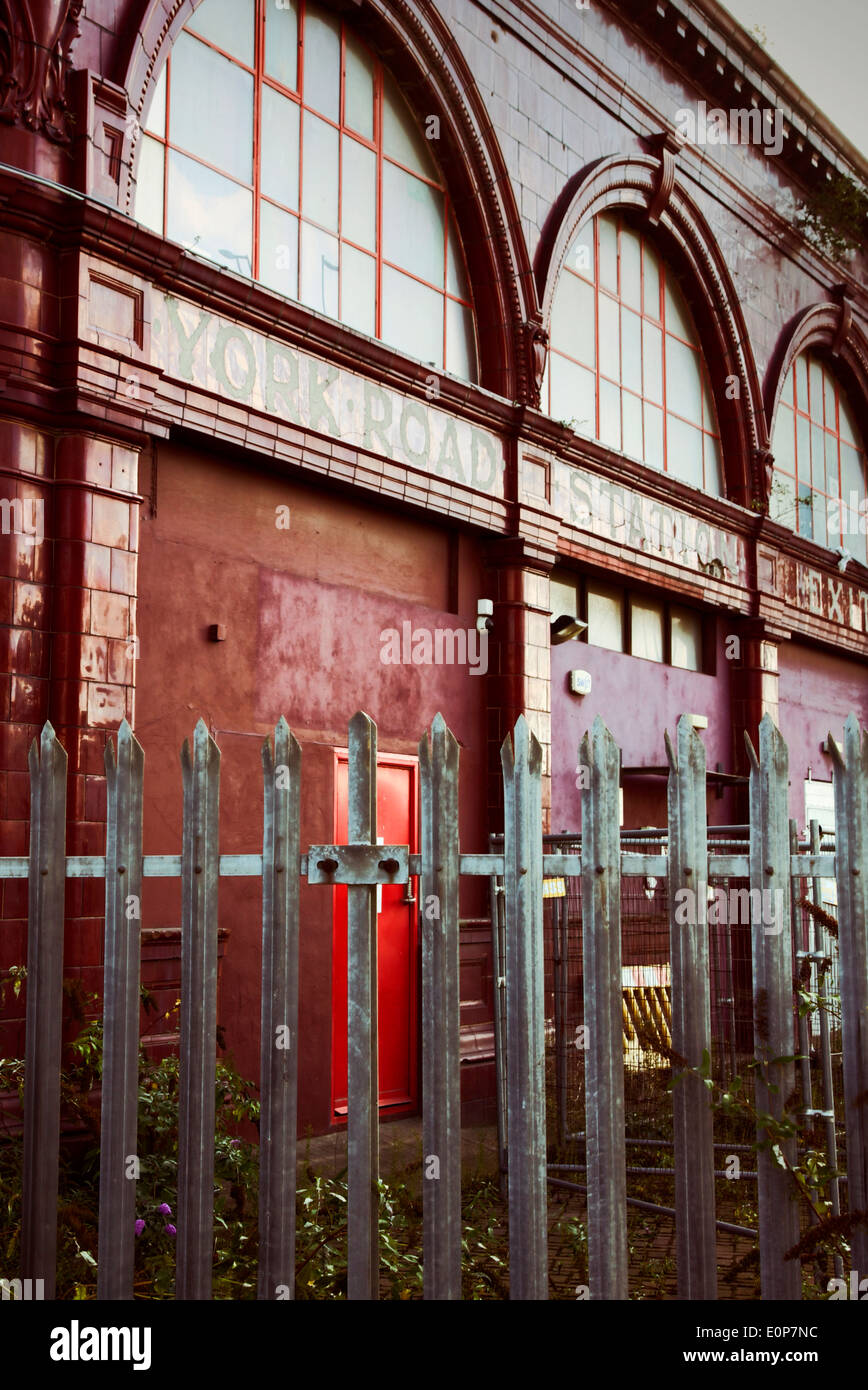 Un immagine vintage dei derelitti York Road dalla stazione metropolitana di Kings Cross, London, Regno Unito. Foto Stock