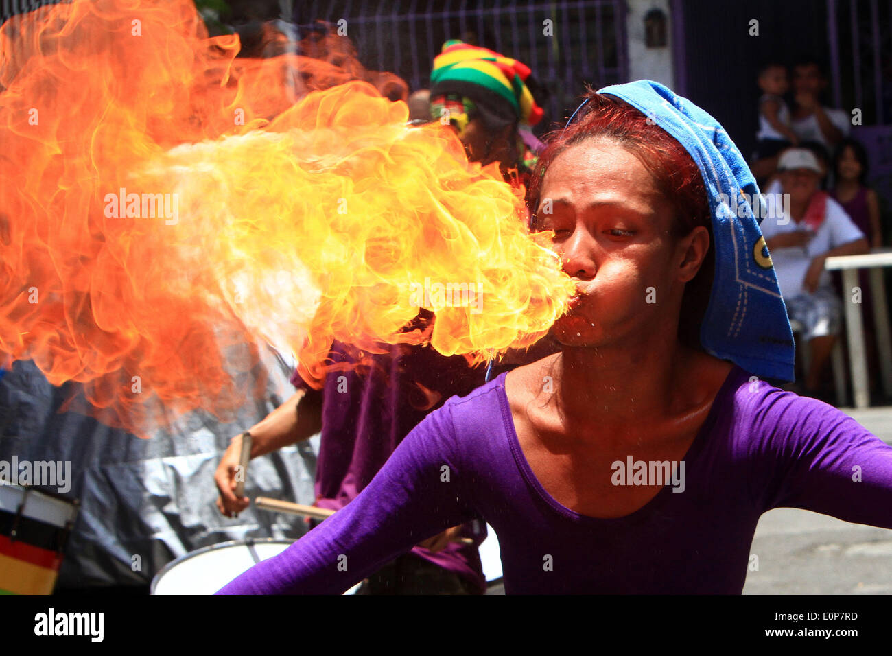 Paranaque City, Filippine. 18 Maggio, 2014. Un esecutore di strada respira fuoco durante il giorno della festa di Santa Rita de Cascia in Paranaque City, Filippine, 18 maggio 2014. La Santa Rita de Cascia Festival è commemorato attraverso parate, giochi e spruzzi di acqua per ogni altro per rendere grazie per la buona fortuna. Credito: Rouelle Umali/Xinhua/Alamy Live News Foto Stock