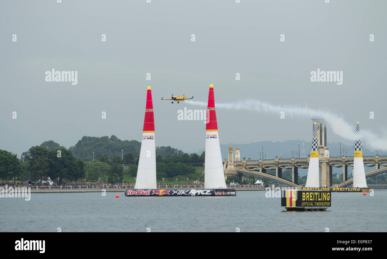 Putrajaya, Malaysia 18 Maggio, 2014. Master class Nigel agnelli vince il Red Bull Air Race Putrajaya, domenica 18 maggio 2014 Credit: Chung Jin Mac/Alamy Live News Foto Stock