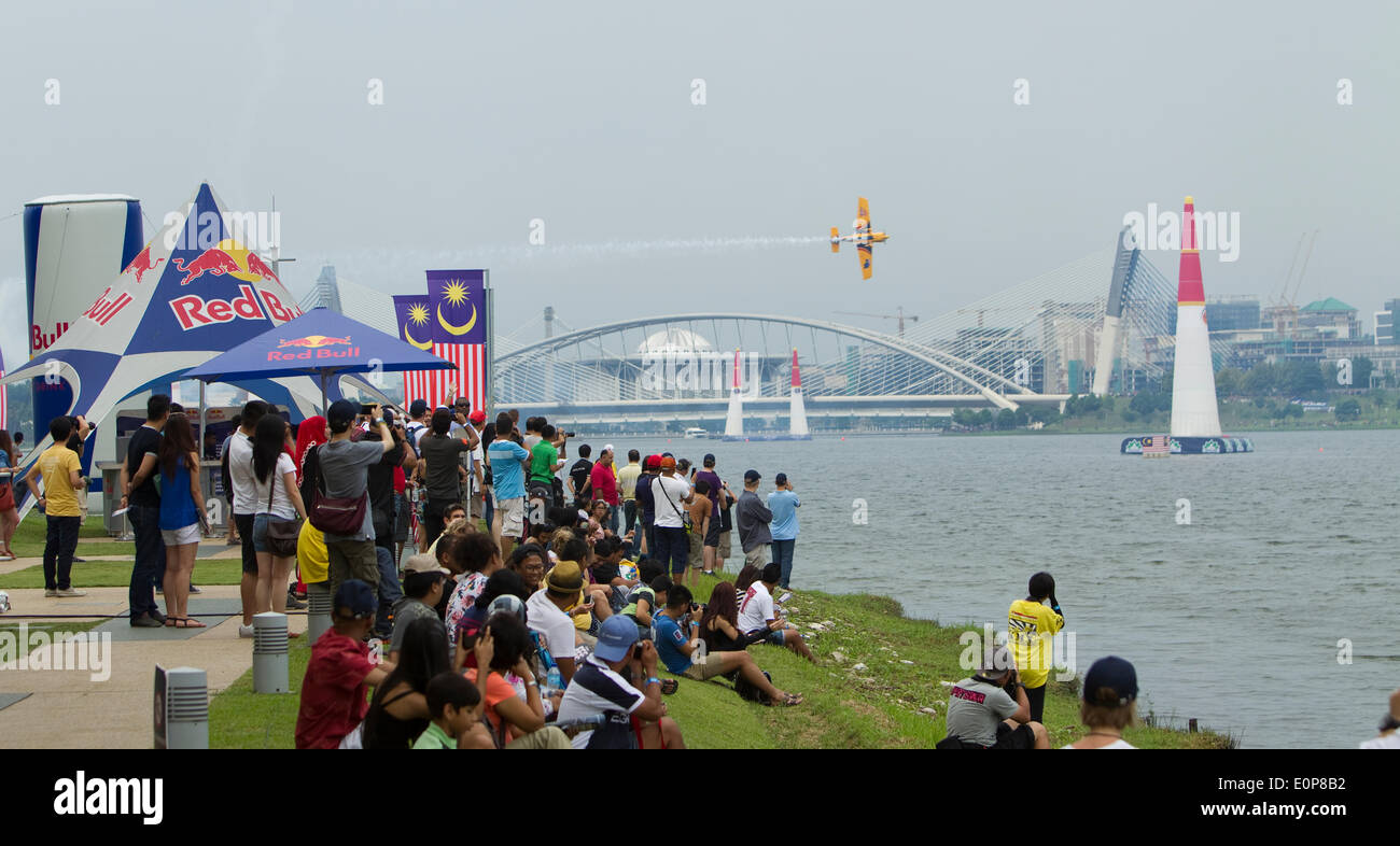 Putrajaya, Malaysia 18 Maggio, 2014. Spettatori guarda come master class Nigel agnelli vince il Red Bull Air Race Putrajaya, domenica 18 maggio 2014 Credit: Chung Jin Mac/Alamy Live News Foto Stock