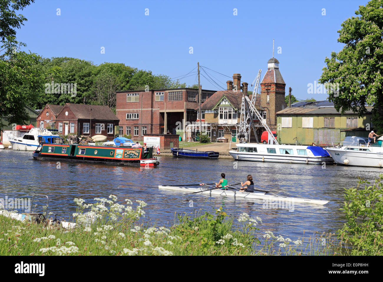 Molesey, Inghilterra, Regno Unito. Il 18 maggio 2014. Era giorno di sole in tutto il Regno Unito con temperates arrivano fino a 24 gradi celsius rendendo il giorno più caldo dell'anno. Qui accanto a Porta Hampton a Platts Eyot un'isola del fiume Tamigi, vogatori stanno godendo il bel tempo. Credito: Julia Gavin/Alamy Live News Foto Stock