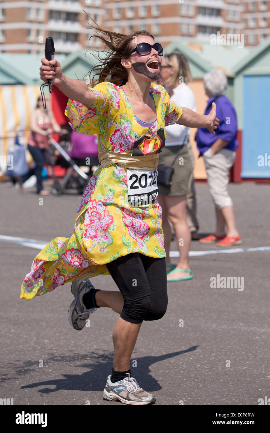 Hove Promenade, Hove, città di Brighton e Hove, East Sussex, Regno Unito. Brighton's Heroes Run passala sulla raccolta fondi di beneficenza Africa 2014 lungo Hove Promenade, un percorso di 5 km vestito come i loro supereroi o cattivi preferiti. David Smith/Alamy Live News Foto Stock