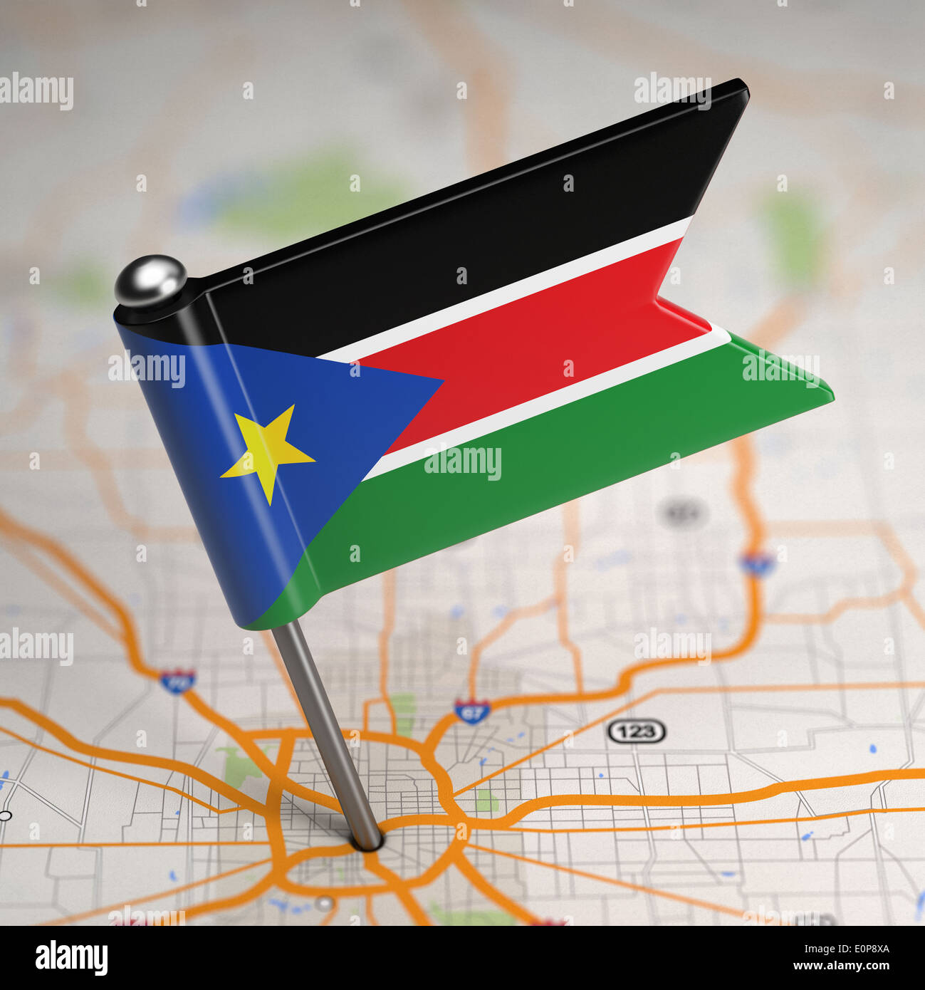 Piccola Bandiera Repubblica del Sud Sudan su uno sfondo raffigurante una mappa con il fuoco selettivo. Foto Stock