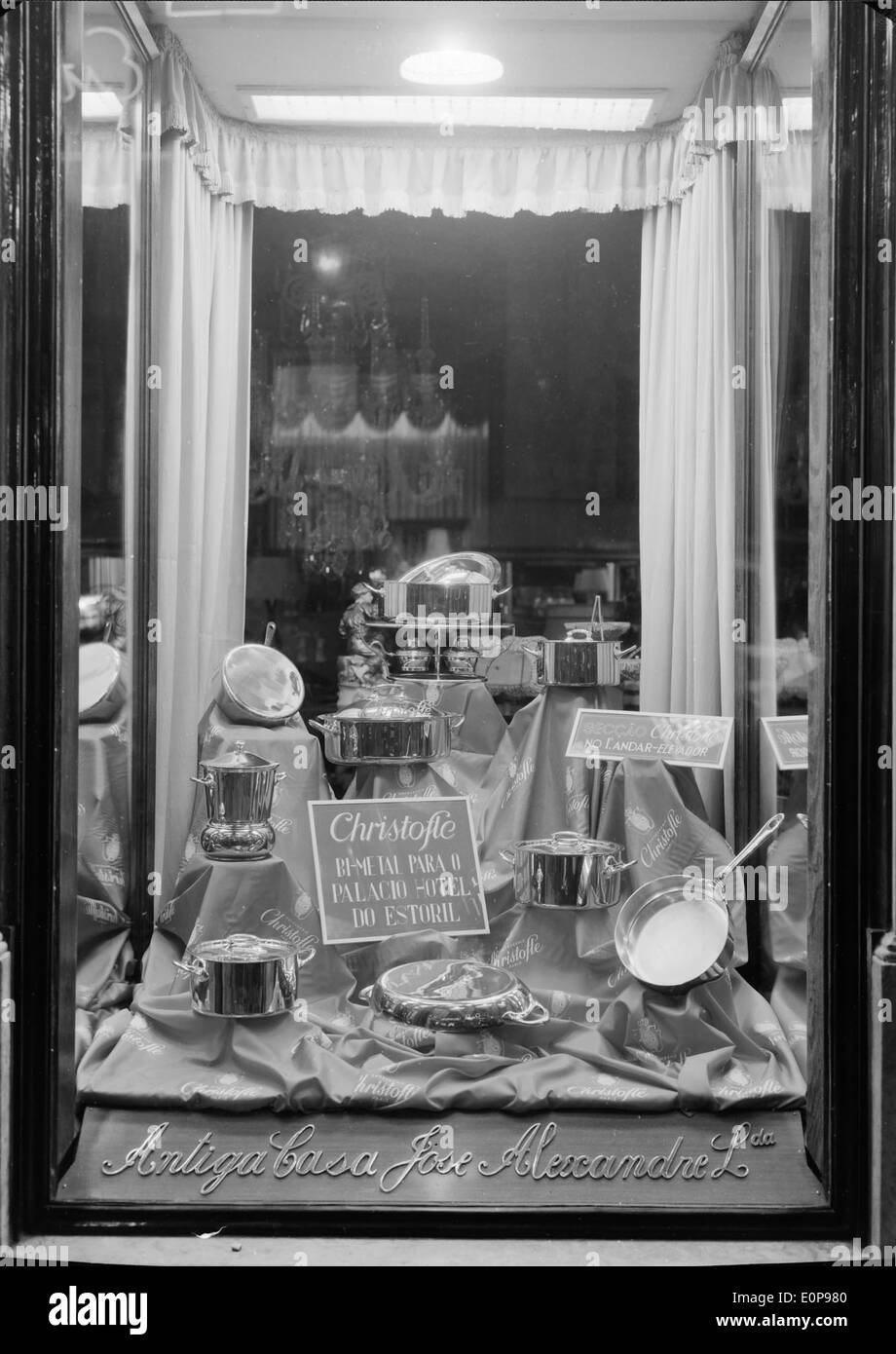 Antiga Casa José Alexandre a Lisbona è una storica struttura commerciale, conosciuta per la sua presenza di lunga data nella storia commerciale della città. L’edificio riflette l’evoluzione del paesaggio commerciale di Lisbona. Foto Stock