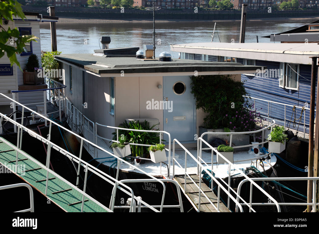 Houseboat Ormeggiato accanto a Battersea Ponte sul Fiume Tamigi a Chelsea Foto Stock