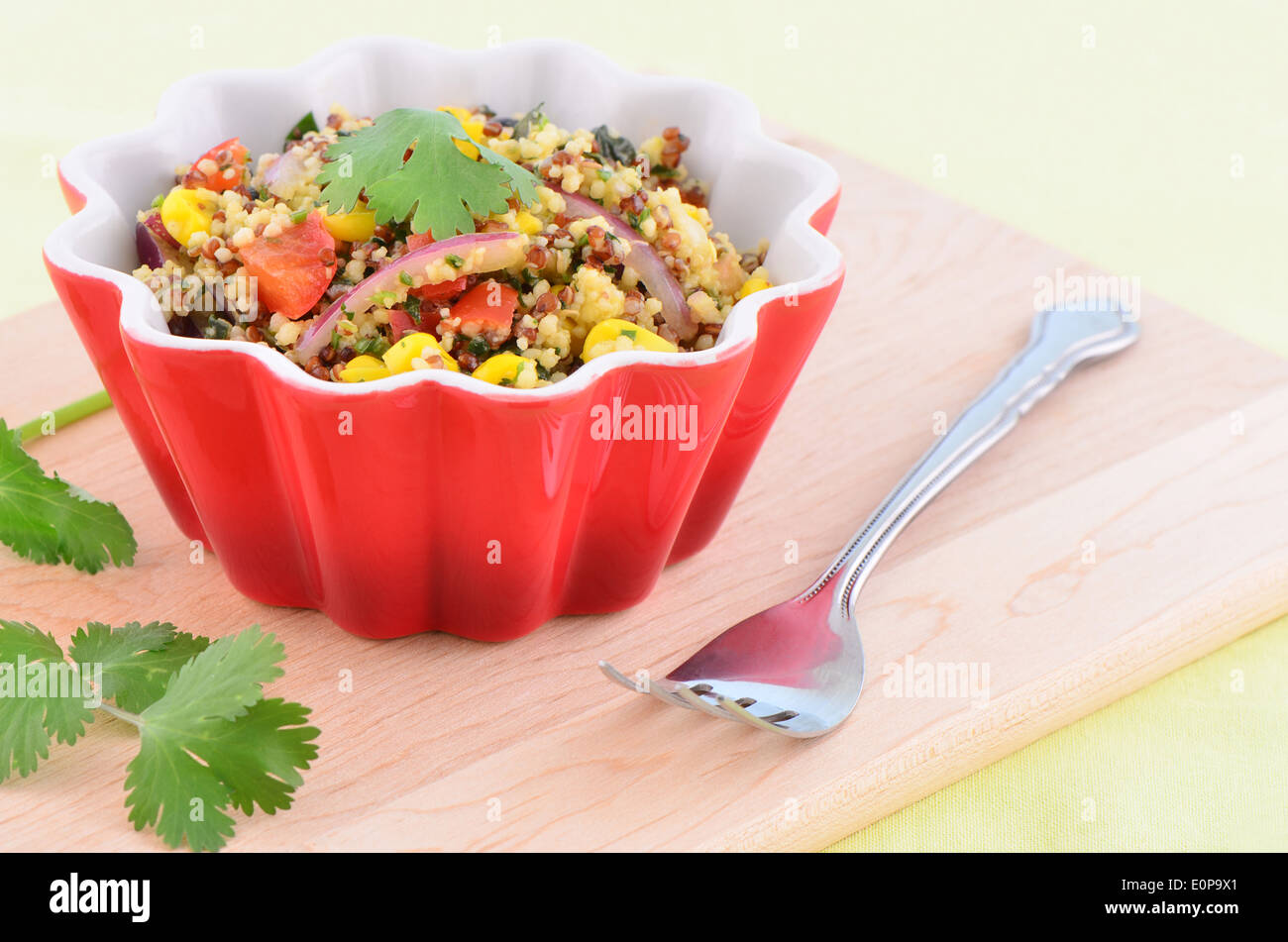 Fresco e salutare Santa Fe insalata in ciotola piuttosto sul tagliere di legno Foto Stock