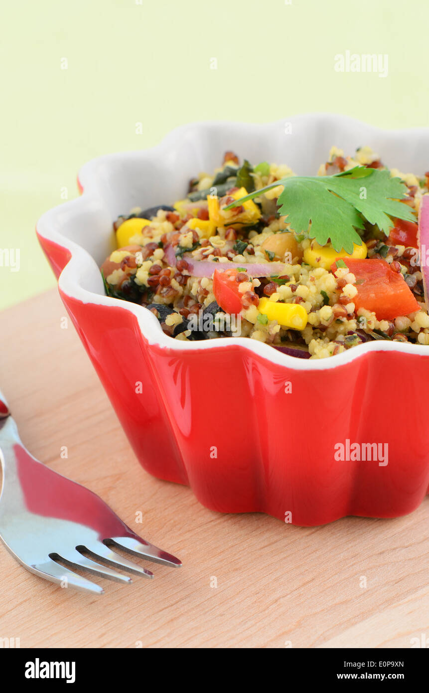 Fresco e salutare Santa Fe insalata in ciotola piuttosto sul tagliere di legno Foto Stock