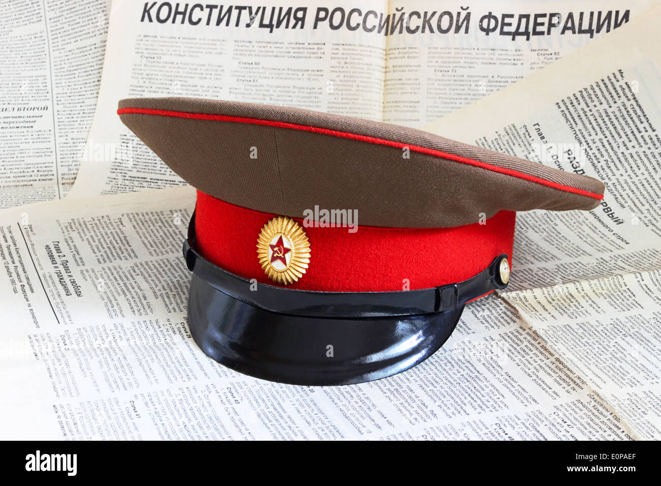 Tappo uniforme del funzionario sovietico su un vecchio giornale nel 1993 con il progetto di Costituzione della Federazione Russa Foto Stock