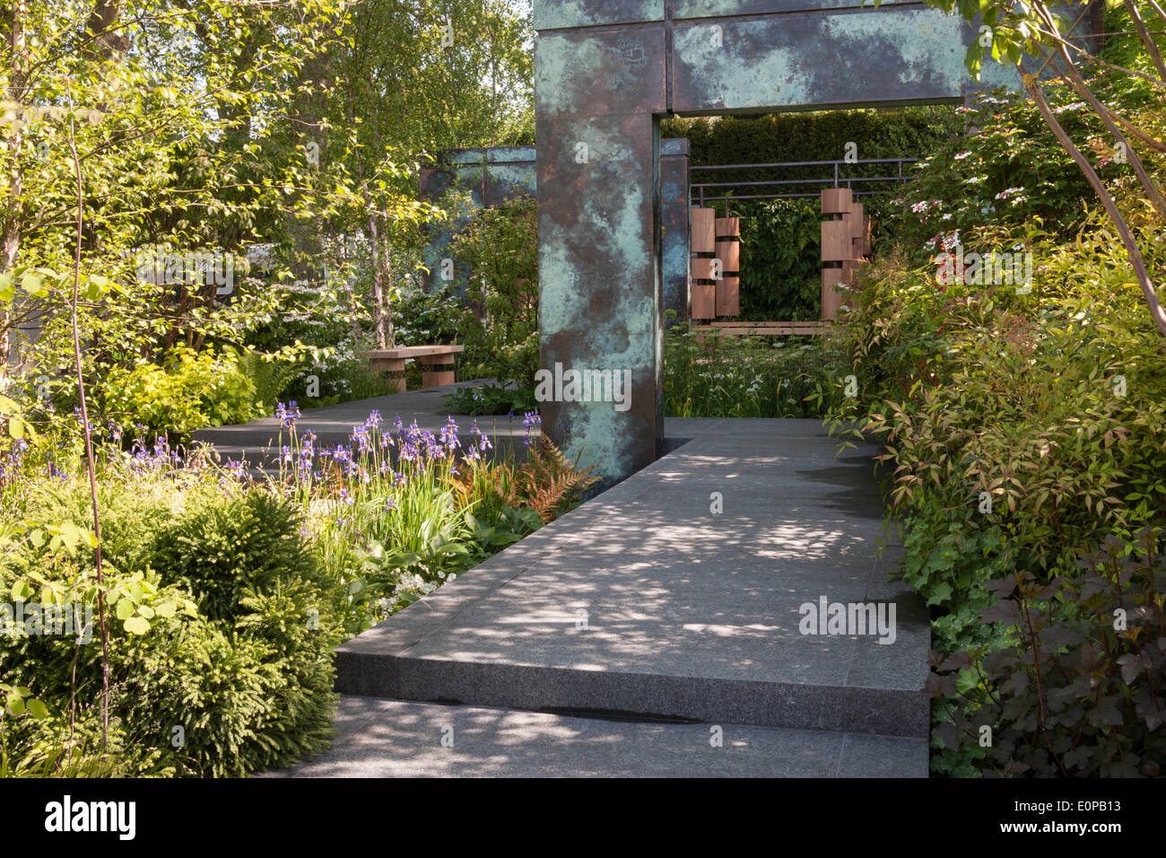 Londra, Regno Unito. 18 Maggio, 2014. RHS Chelsea flower show 2014 Brewin Dolphin Garden designer Matteo Childs Sponsor Brewin Dolphin Credit: un giardino/Alamy Live News Foto Stock