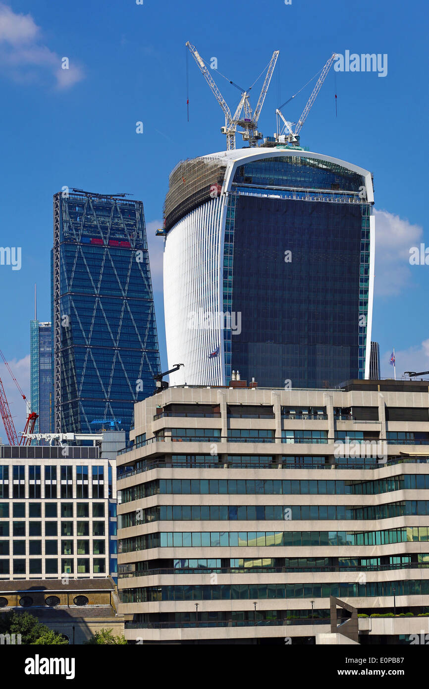 Londra, Regno Unito. Il 18 maggio 2014. Il walkie talkie grattacielo ottiene un ombrellone a Londra. L'edificio a 20 Fenchurch Street che è stato accusato di avviamento per gli incendi e la fusione di parti di automobili a causa del modo in cui riflette i raggi del sole, è stato dato un ombrellone per risolvere il problema. Credito: Paul Brown/Alamy Live News Foto Stock