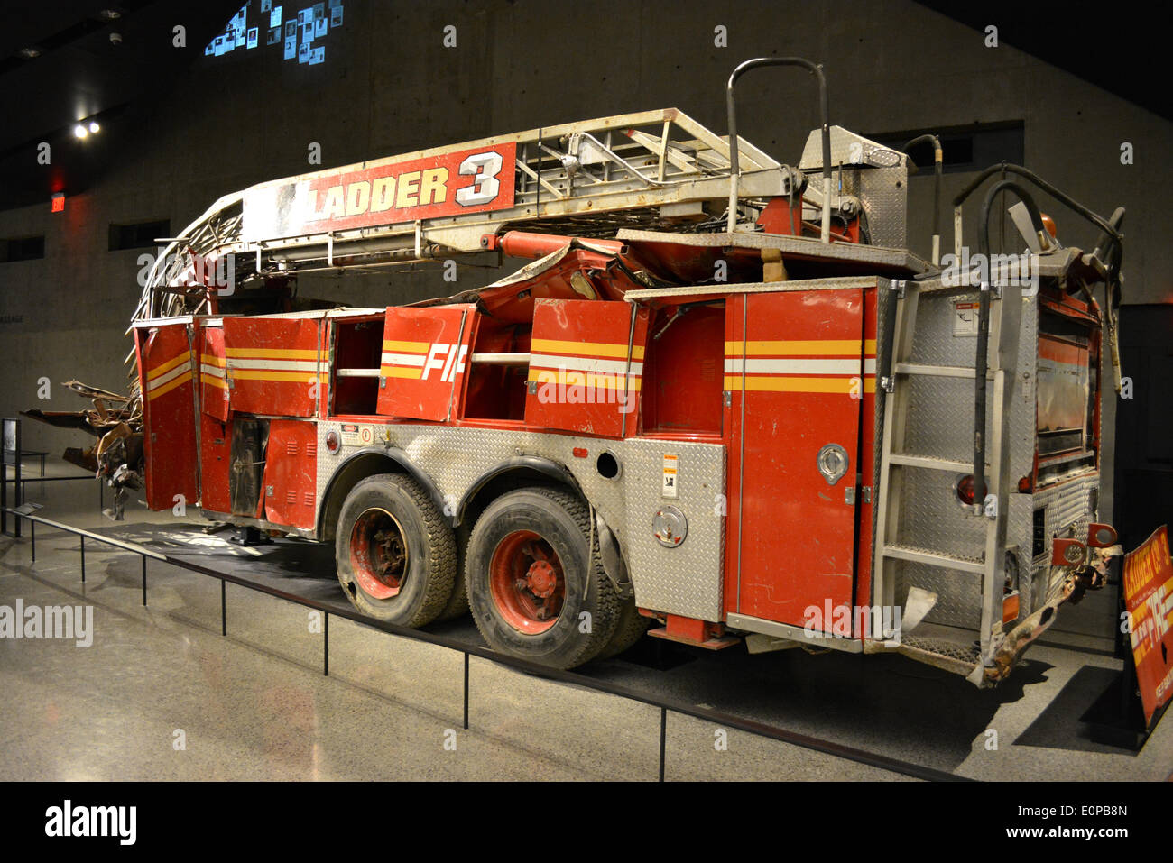 New York, NY, STATI UNITI D'AMERICA. 16 Maggio, 2014. FDNY motore fire sul display alla recente apertura di 9/11 Museum a Ground Zero a New York City. Credito: Christopher Penler/Alamy Live News Foto Stock