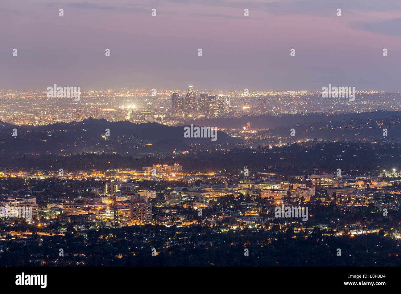 Crepuscolo nebuloso nightfall al di sopra di Pasadena e il centro cittadino di Los Angeles. Foto Stock