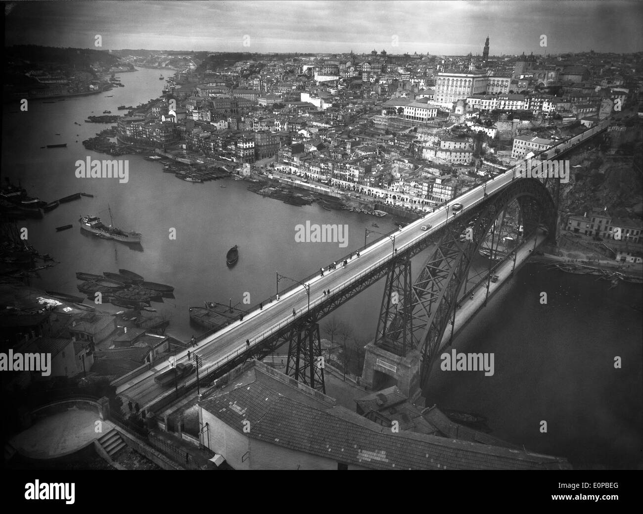 La città di Porto, in Portogallo, presenta un famoso ponte che si estende lungo il fiume Douro, offrendo viste mozzafiato della città. L'immagine cattura il design architettonico del ponte e lo sfondo scenico. Foto Stock