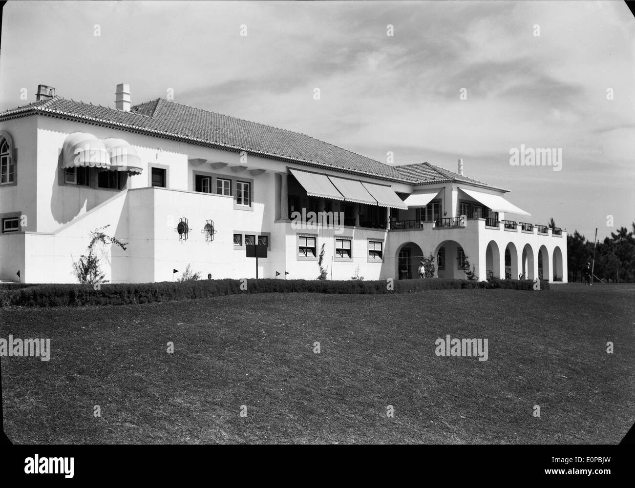 Il Clube de Golfe do Estoril è un prestigioso club golfistico situato a Estoril, Portogallo. È noto per il suo bellissimo campo e la reputazione internazionale, che ospita diversi importanti tornei di golf e offre strutture ricreative. Foto Stock