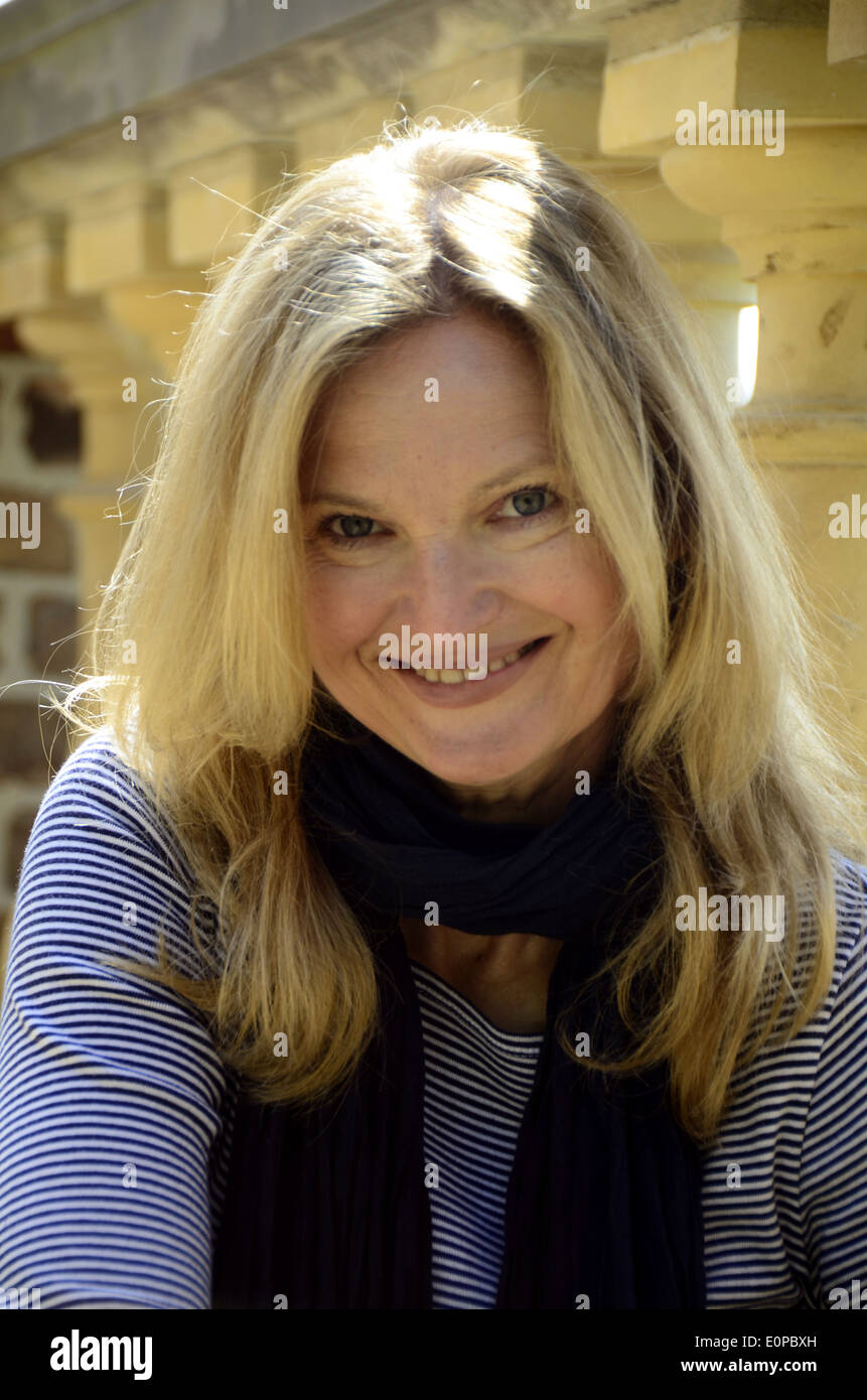 Donna che ride nella fotocamera Foto Stock