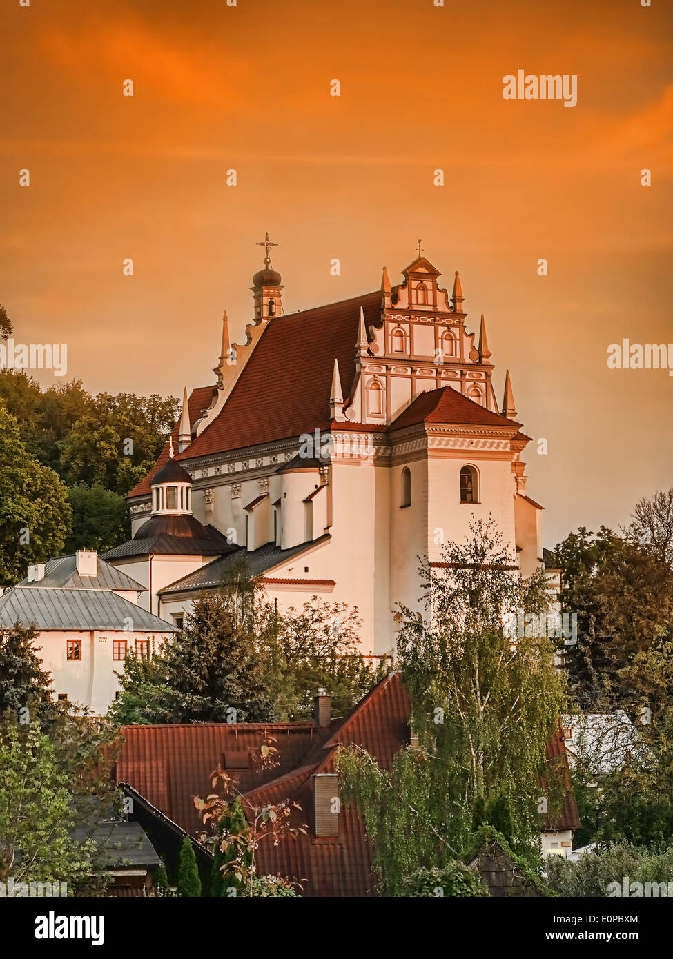 Storica chiesa parrocchiale di Fara in Kazimierz Dolny contro il cielo al tramonto, Polonia Foto Stock