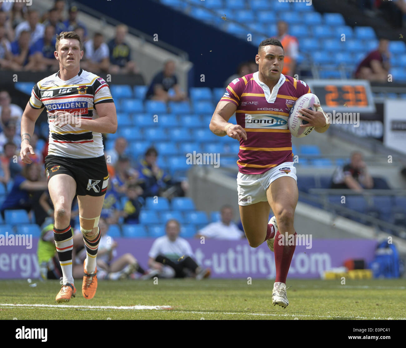 Manchester, Greater Manchester, UK. 18 Maggio, 2014. L Huddersfield Giants JODIE BROUGHTON irrompe attraverso il Bradford tori difesa per il cliente durante la Huddersfield Giants -V- tori di Bradford corrispondono all'Etihad Stadium: Steve FlynnZUMA Premere Credito: Steve Flynn/ZUMA filo/ZUMAPRESS.com/Alamy Live News Foto Stock