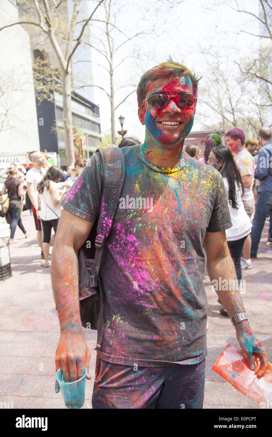 Accogliendo la primavera; Holi Hai, Festival di colori alla Dag Hammarskjöld Park in NYC organizzato da NYC Bhangra & India.com Foto Stock