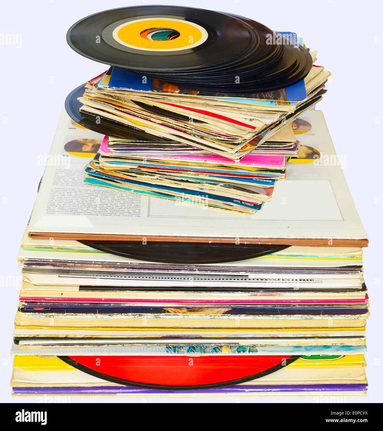 33 e 45 rpm i dischi in vinile stack su sfondo bianco Foto Stock