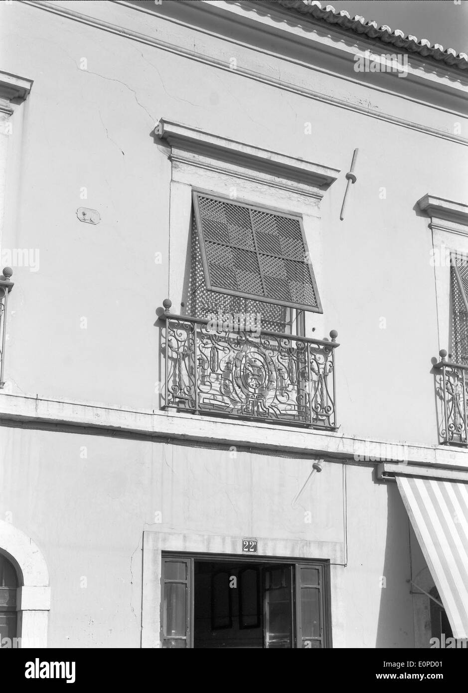 Una fotografia di balconi in ferro battuto a Lisbona, Portogallo, che mette in risalto l'intricata maestria artigianale e lo stile architettonico tradizionale. L'immagine riflette l'architettura storica e culturale di Lisbona. Foto Stock